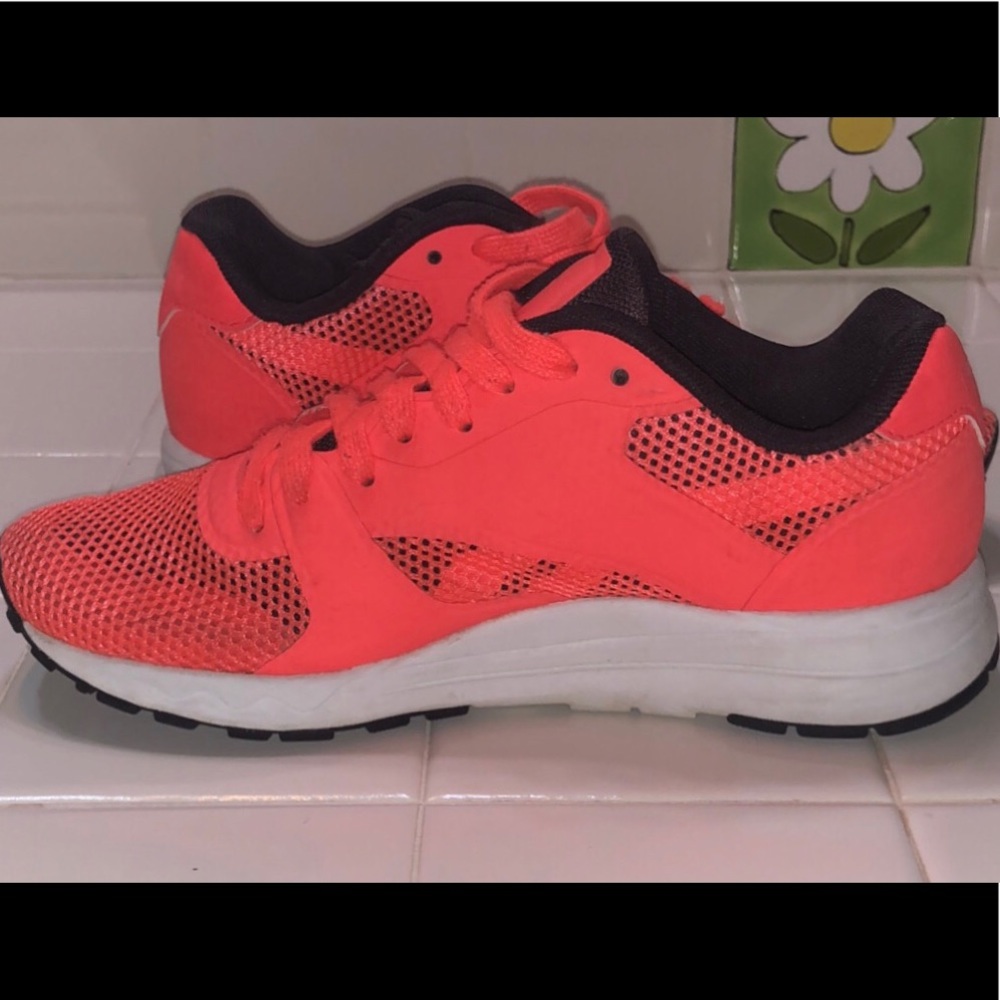Neon Reeboks - Picture 4 of 5